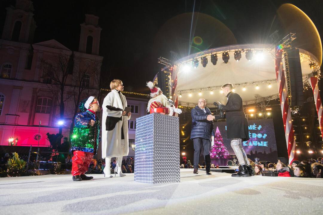 Rotušės aikštėje įžiebta Kosminė eglė