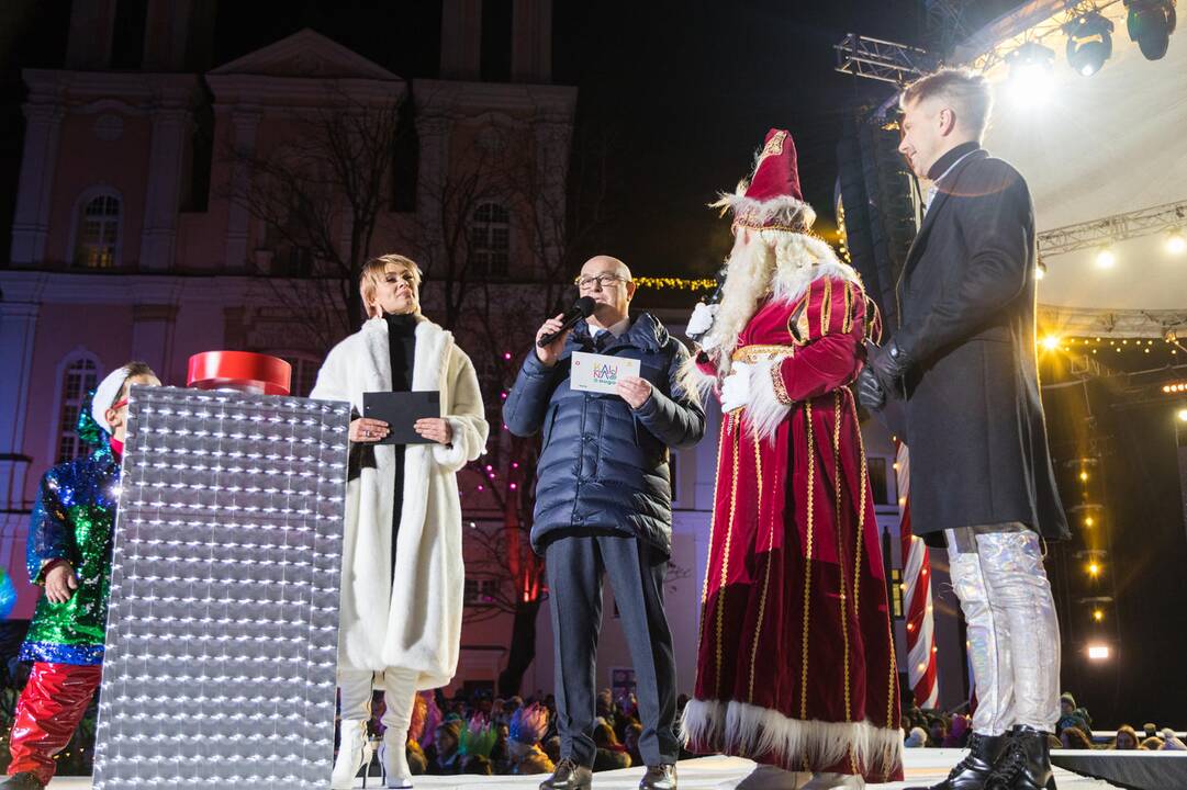 Rotušės aikštėje įžiebta Kosminė eglė