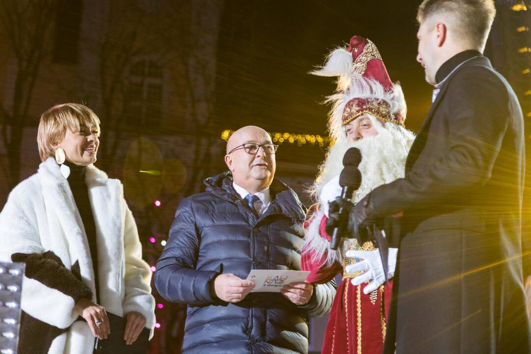 Rotušės aikštėje įžiebta Kosminė eglė