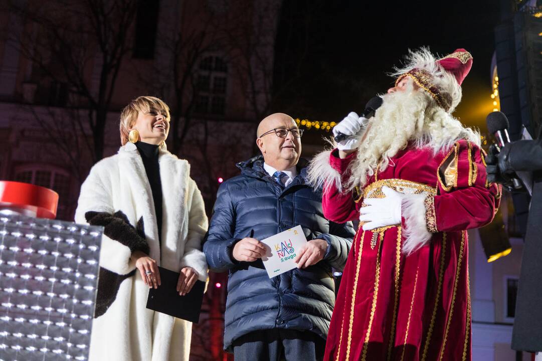 Rotušės aikštėje įžiebta Kosminė eglė