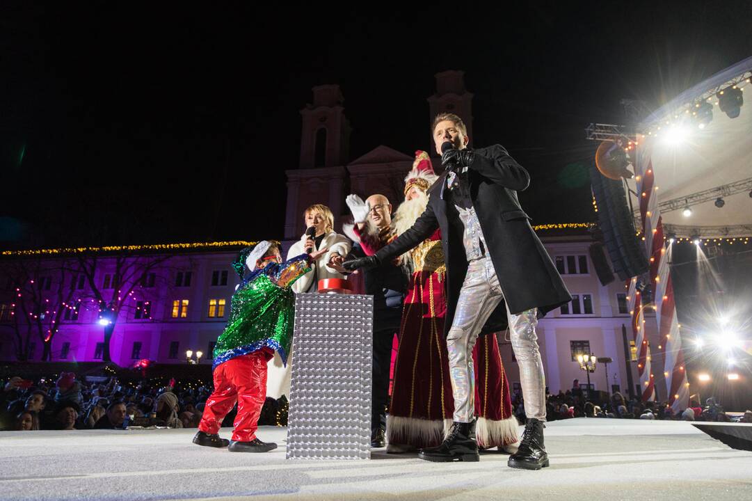 Rotušės aikštėje įžiebta Kosminė eglė