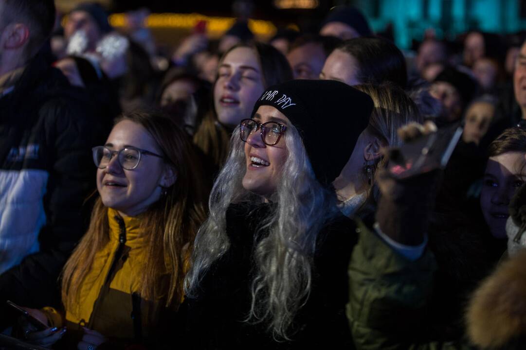 Rotušės aikštėje įžiebta Kosminė eglė