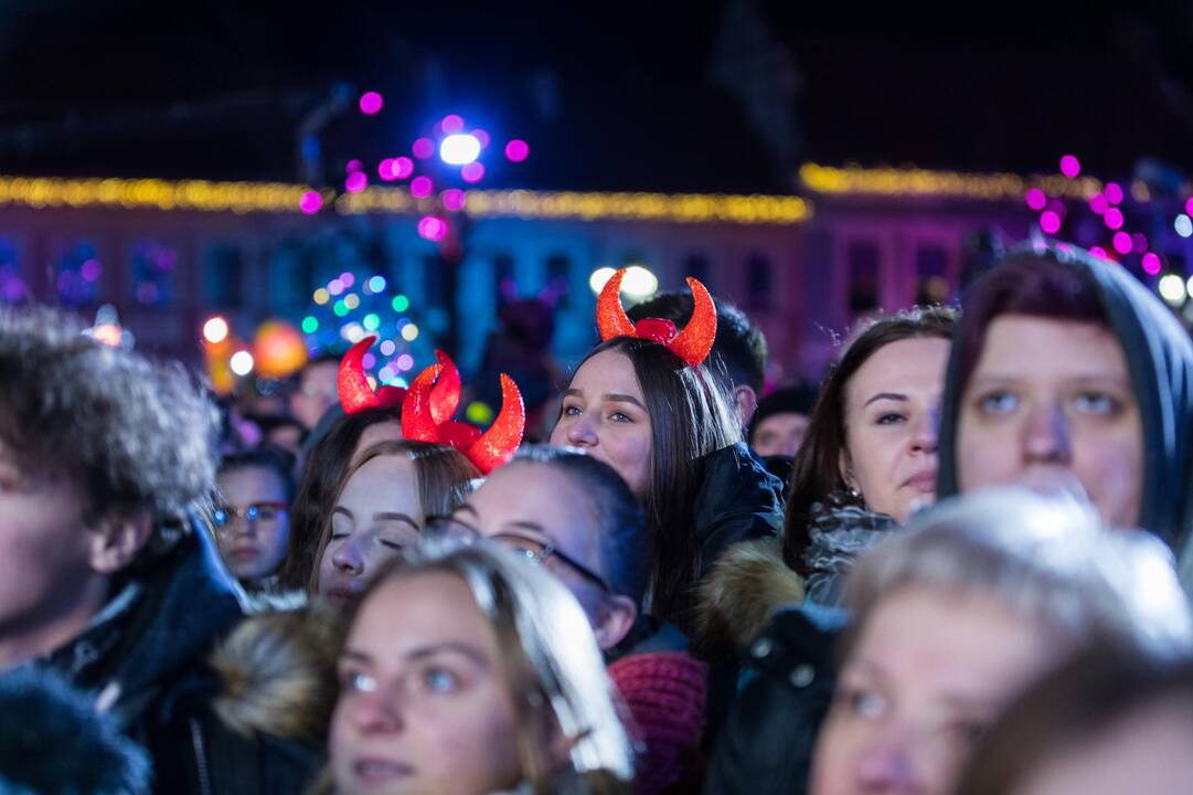 Rotušės aikštėje įžiebta Kosminė eglė