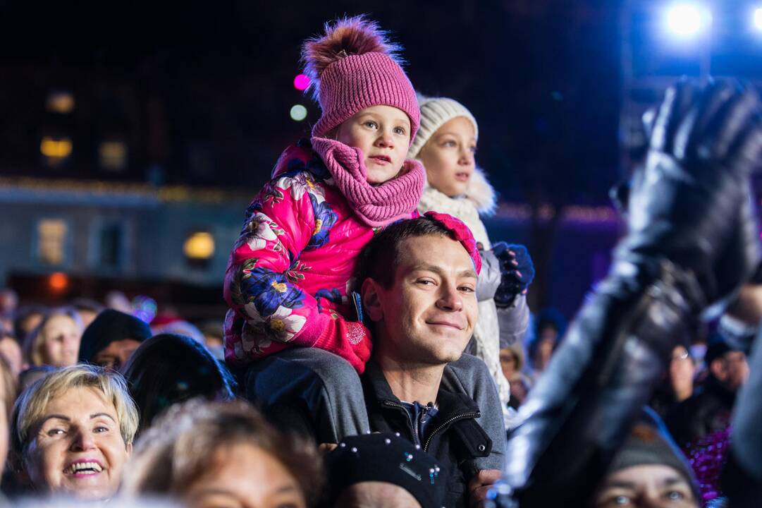 Rotušės aikštėje įžiebta Kosminė eglė