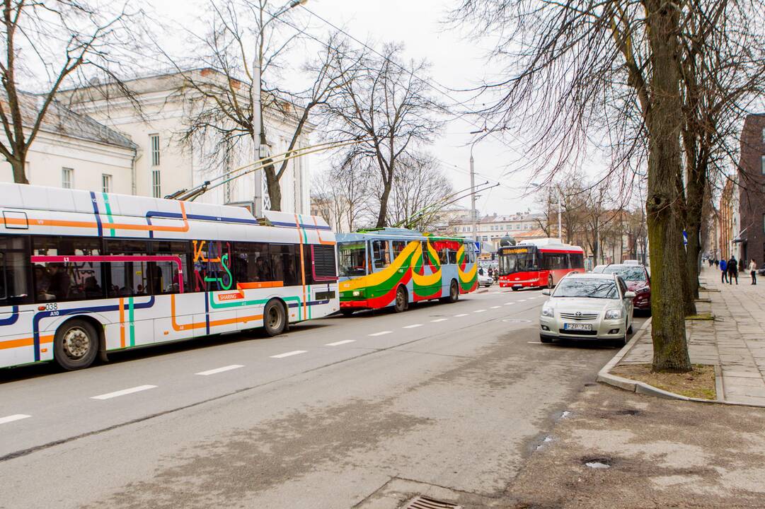 Trispalve papuoštas Kauno troleibusas