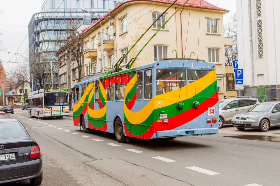 Trispalve papuoštas Kauno troleibusas