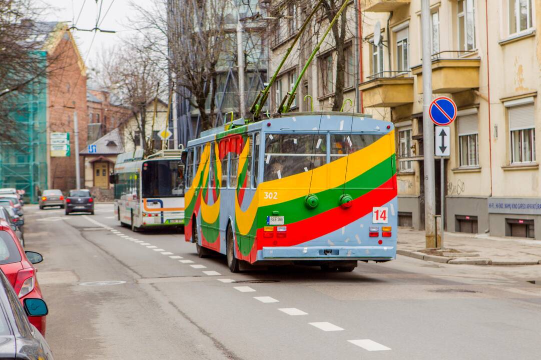 Trispalve papuoštas Kauno troleibusas