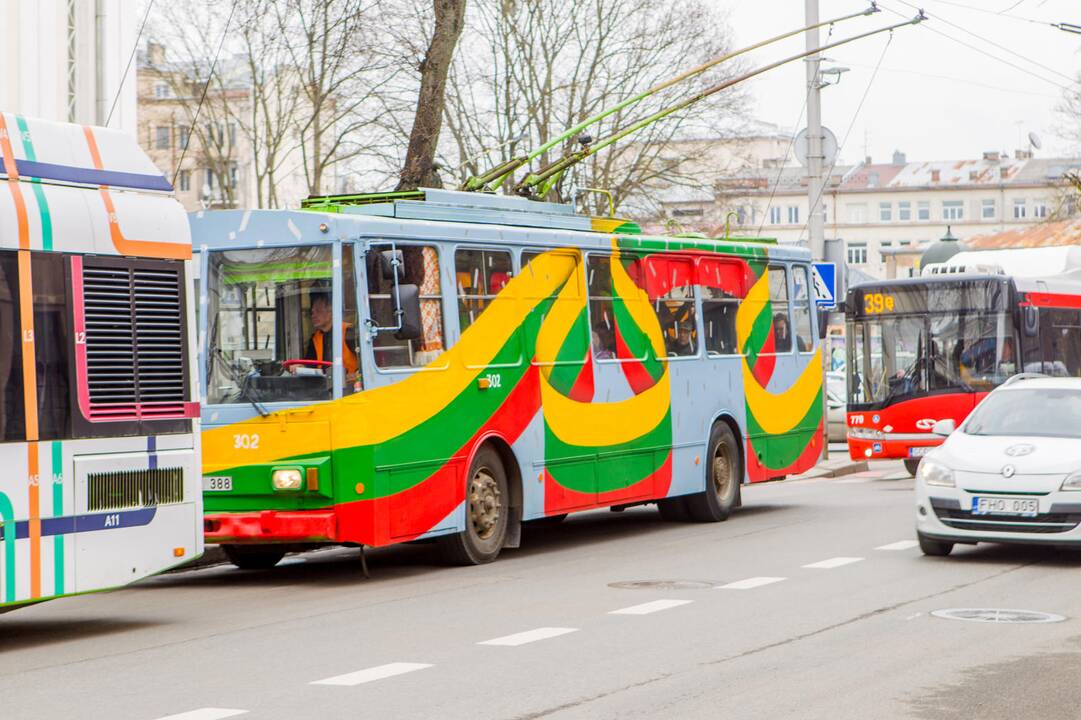 Trispalve papuoštas Kauno troleibusas