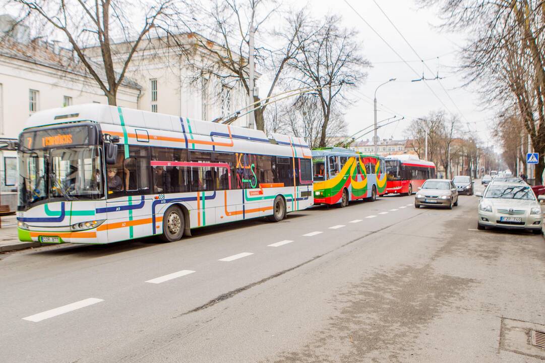 Trispalve papuoštas Kauno troleibusas