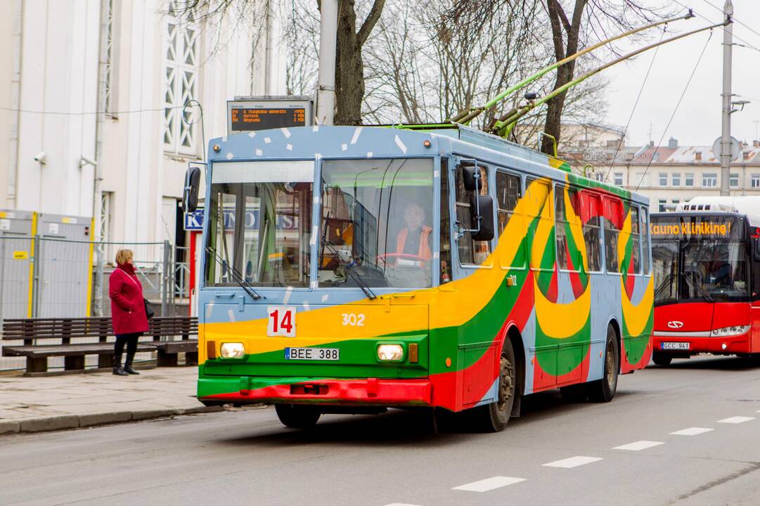Trispalve papuoštas Kauno troleibusas