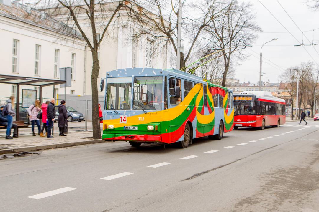 Trispalve papuoštas Kauno troleibusas