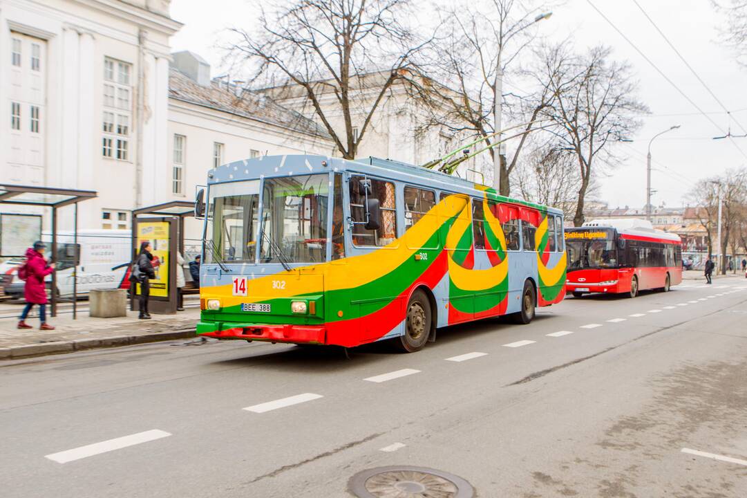 Trispalve papuoštas Kauno troleibusas