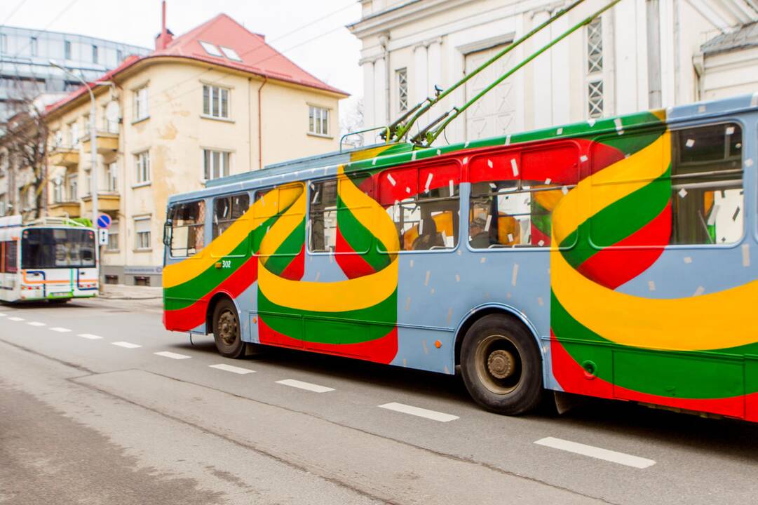 Trispalve papuoštas Kauno troleibusas