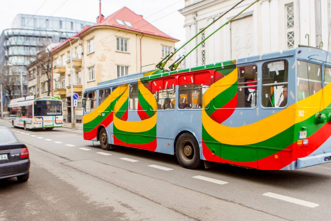 Trispalve papuoštas Kauno troleibusas