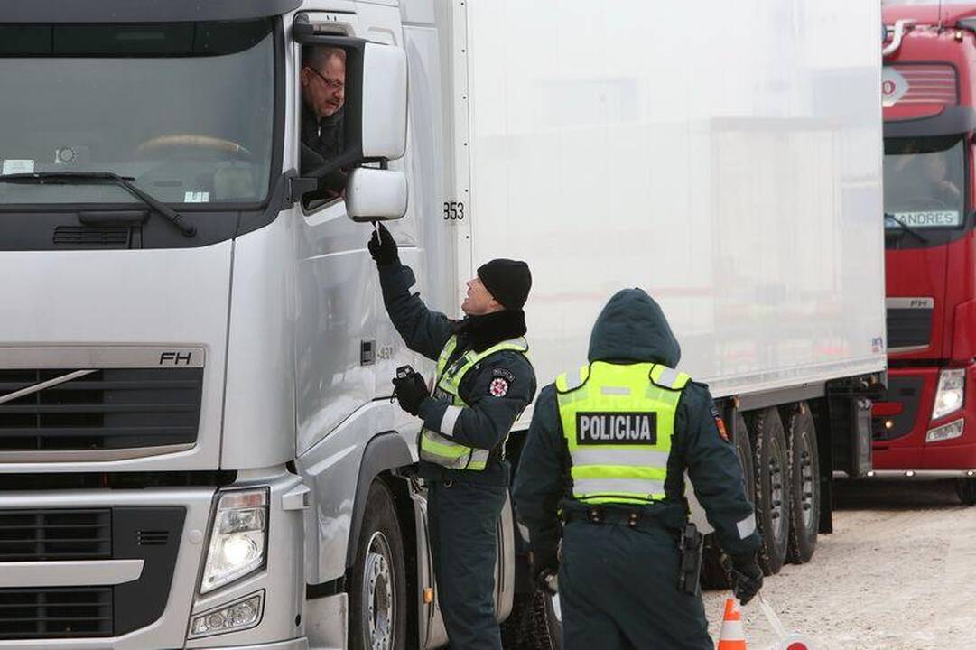 Policijos reidas Jūrų perkėloje: neblaivus sunkvežimio vairuotojas sukosi kyšiu