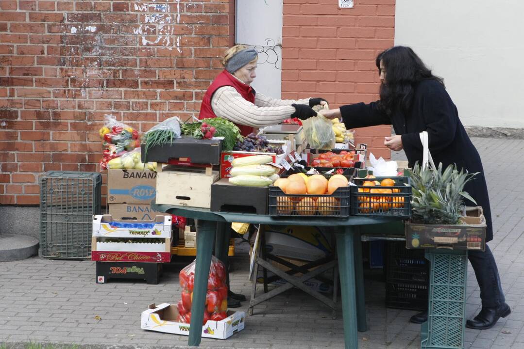 Prekeiviai traukiasi iš uostamiesčio gatvių