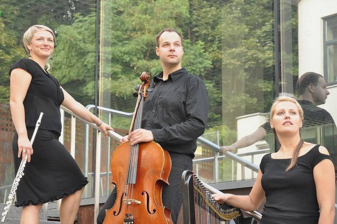 Fleitininkė F.Drūlytė, violončelininkas V.Pocius ir arfininkė V.Smailytė.