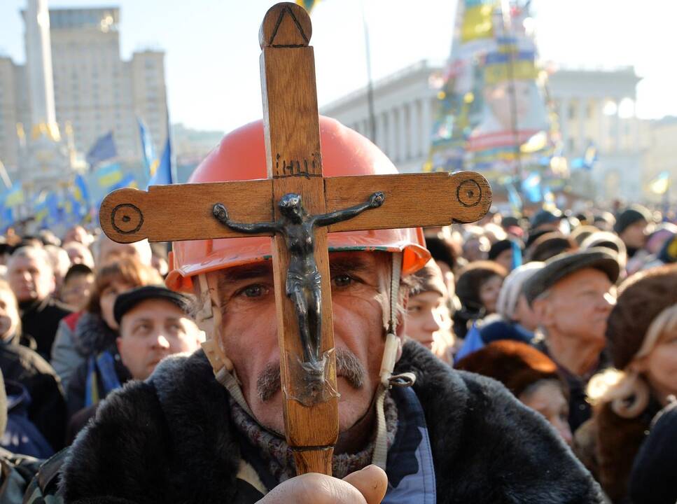 Kijeve - vėl šimtatūkstantinė protestuotojų minia 