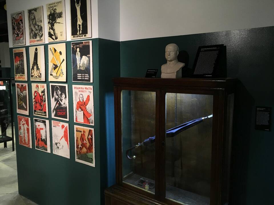Šeima: J.Urbaitis su dukra Agne pakviesti kuruoti steigiamo KGB šnipinėjimo technikos muziejaus įkūrimo.