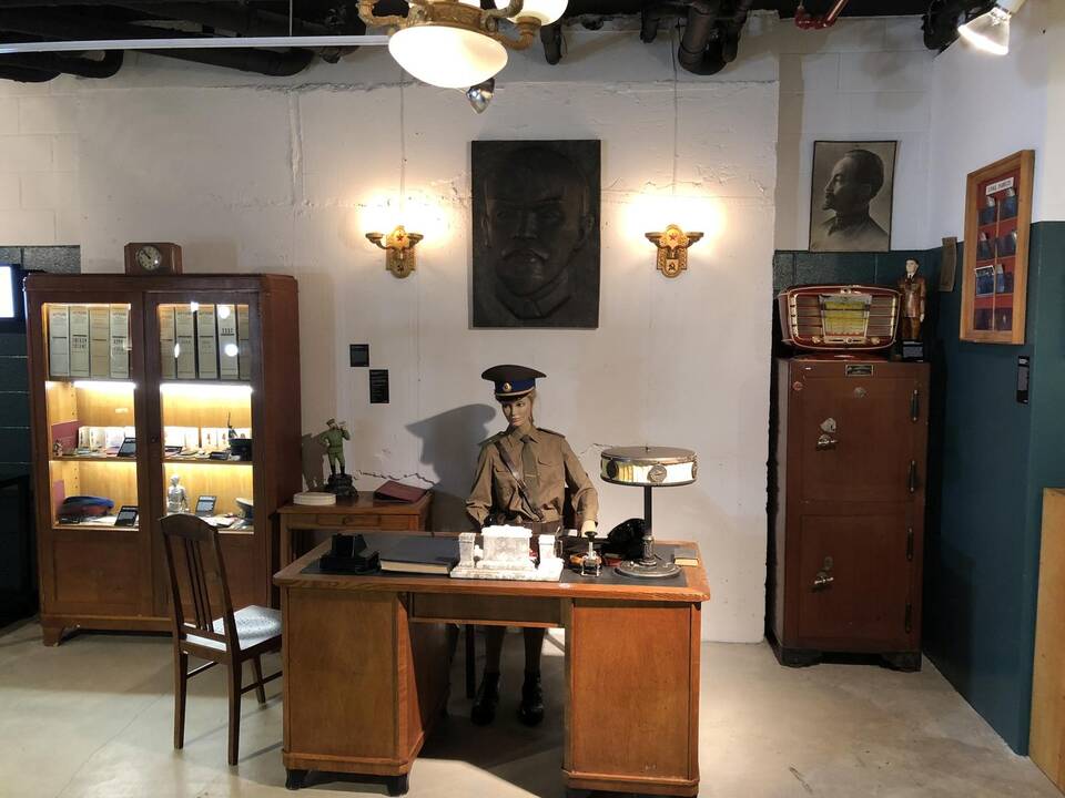 Šeima: J.Urbaitis su dukra Agne pakviesti kuruoti steigiamo KGB šnipinėjimo technikos muziejaus įkūrimo.