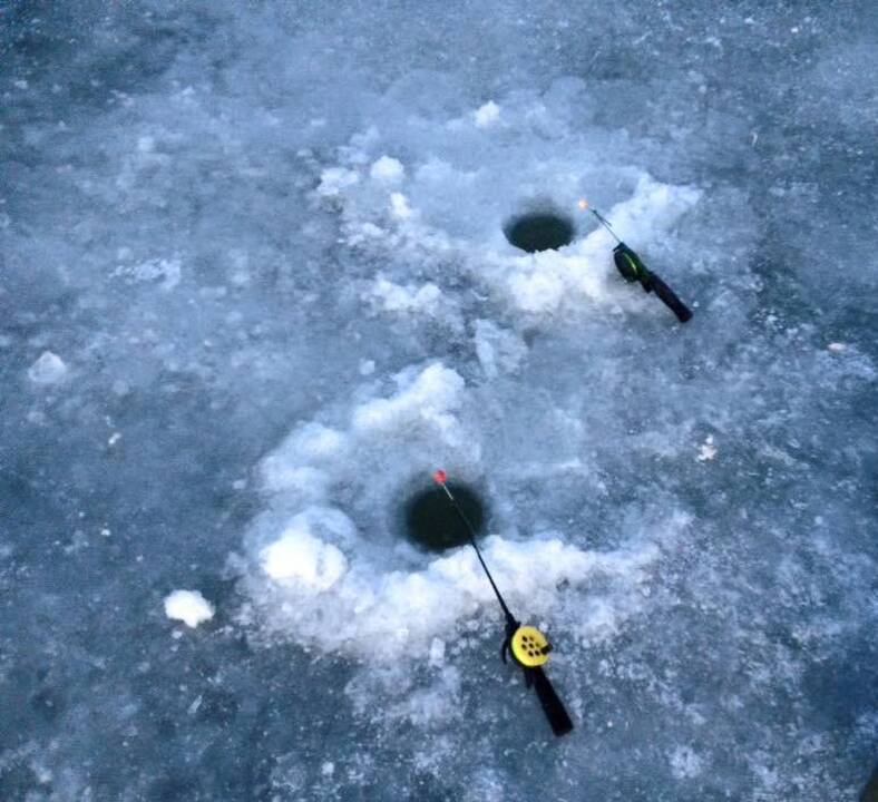 Žvejai plūsta ant Kuršių marių ledo