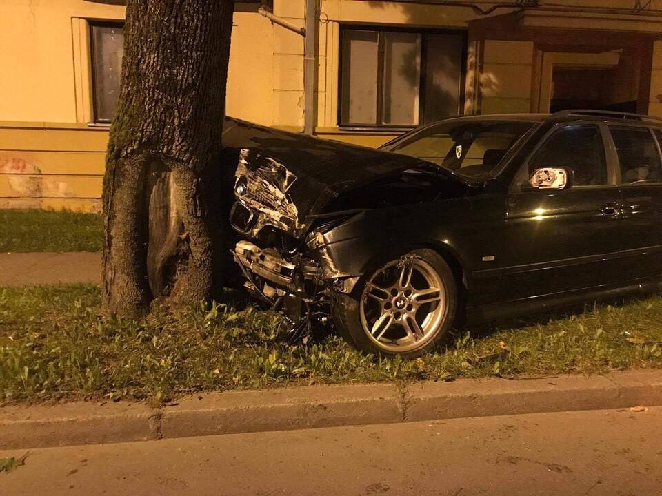 Girtas BMW vairuotojas spruko iš įvykio vietos ir rėžėsi į medį
