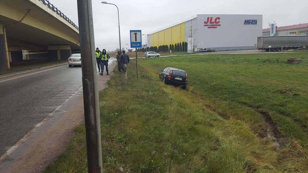 Automobilis nulėkė į griovį