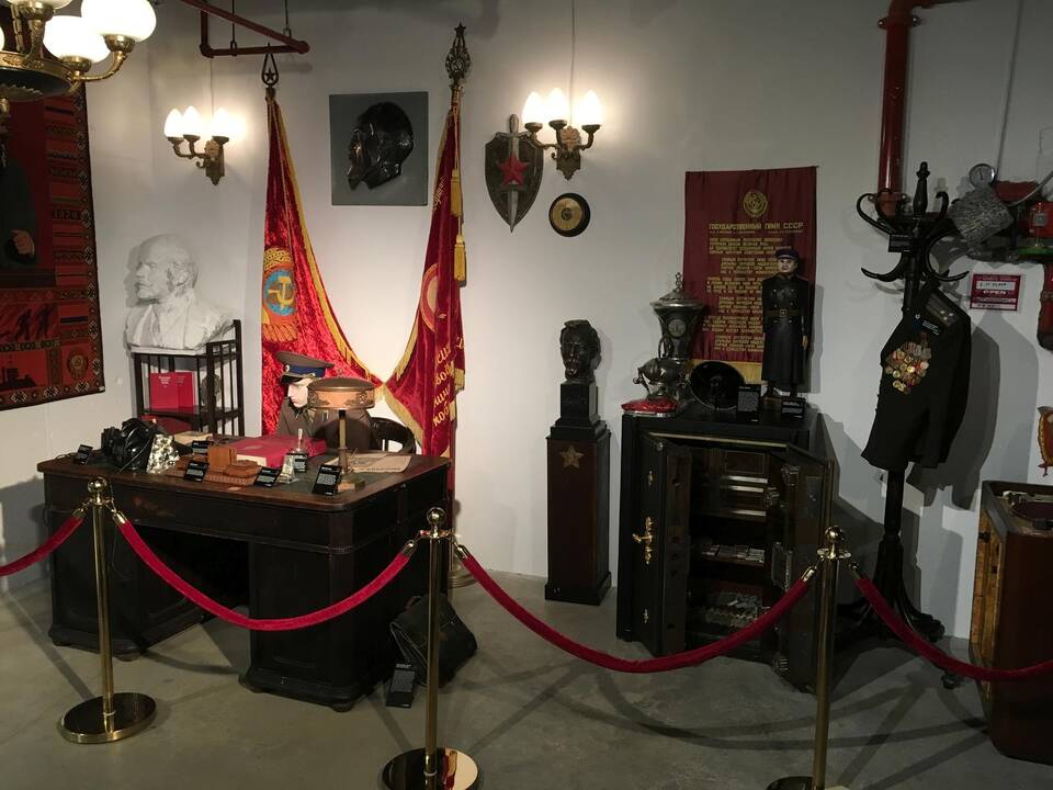 Šeima: J.Urbaitis su dukra Agne pakviesti kuruoti steigiamo KGB šnipinėjimo technikos muziejaus įkūrimo.