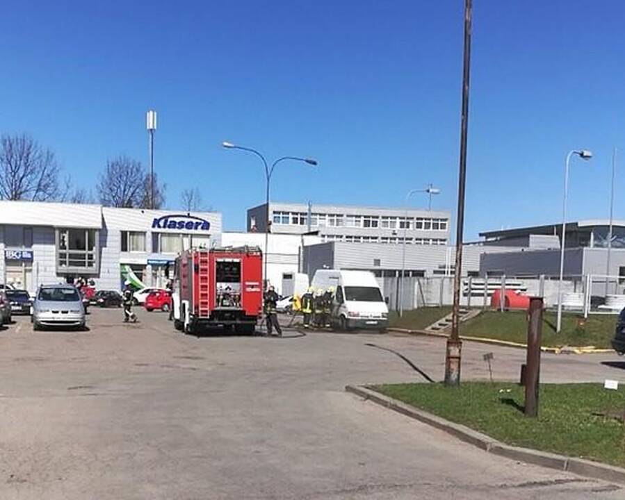 Šalia degalinės degė mikroautobusas