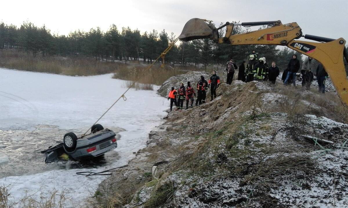Tvenkinio ledas neatlaikė BMW 