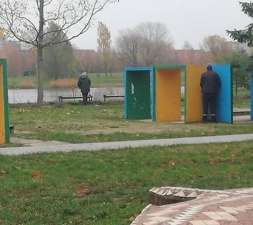 Vyras, šlapinęsis vaikų darželio teritorijoje, atsiprašė dėl savo poelgio