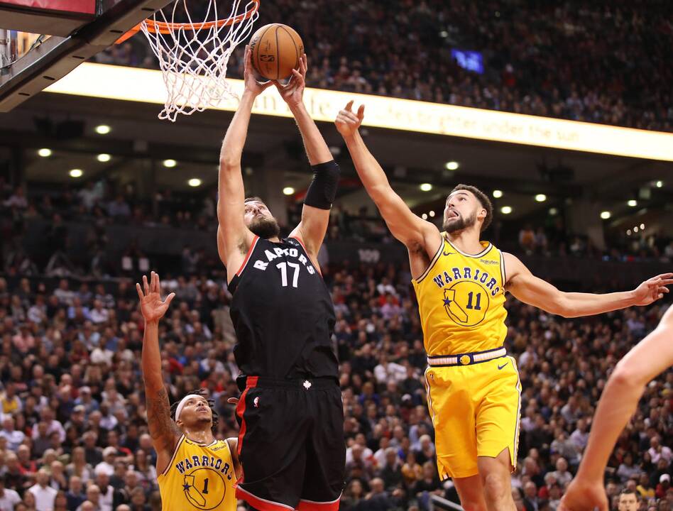 J. Valančiūnas rodė raumenis, o „Raptors“ po pratęsimo nukovė NBA čempionus