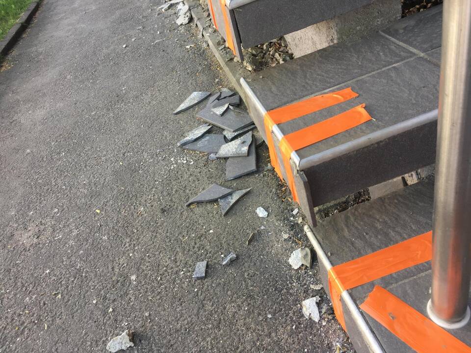 Renovacija: Joniškės g. 14 namo gyventojai pasipiktinę, kad po jų daugiabučio atnaujinimo aptrupėjusius naujus laiptus statybininkai tiesiog suklijavo lipnia juosta ir tarsi pamiršo.