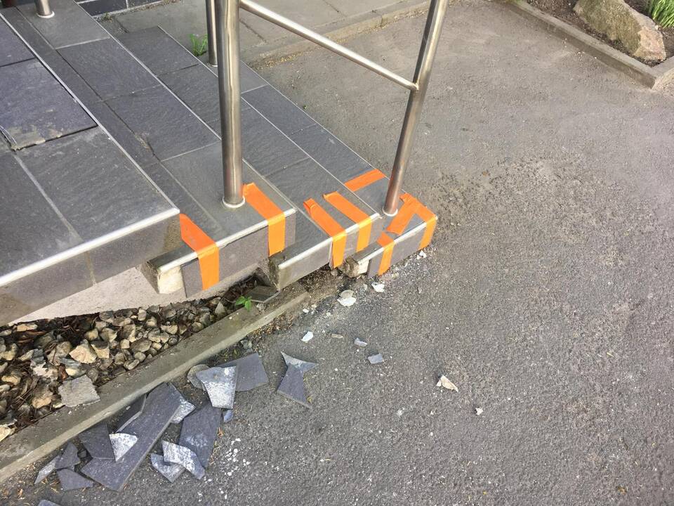 Renovacija: Joniškės g. 14 namo gyventojai pasipiktinę, kad po jų daugiabučio atnaujinimo aptrupėjusius naujus laiptus statybininkai tiesiog suklijavo lipnia juosta ir tarsi pamiršo.