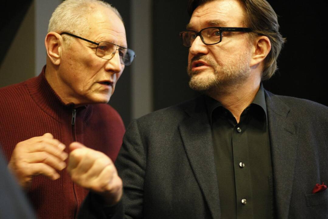 Emocijos: salėje sėdėję žmonės į svečių kalbas reagavo skirtingai.