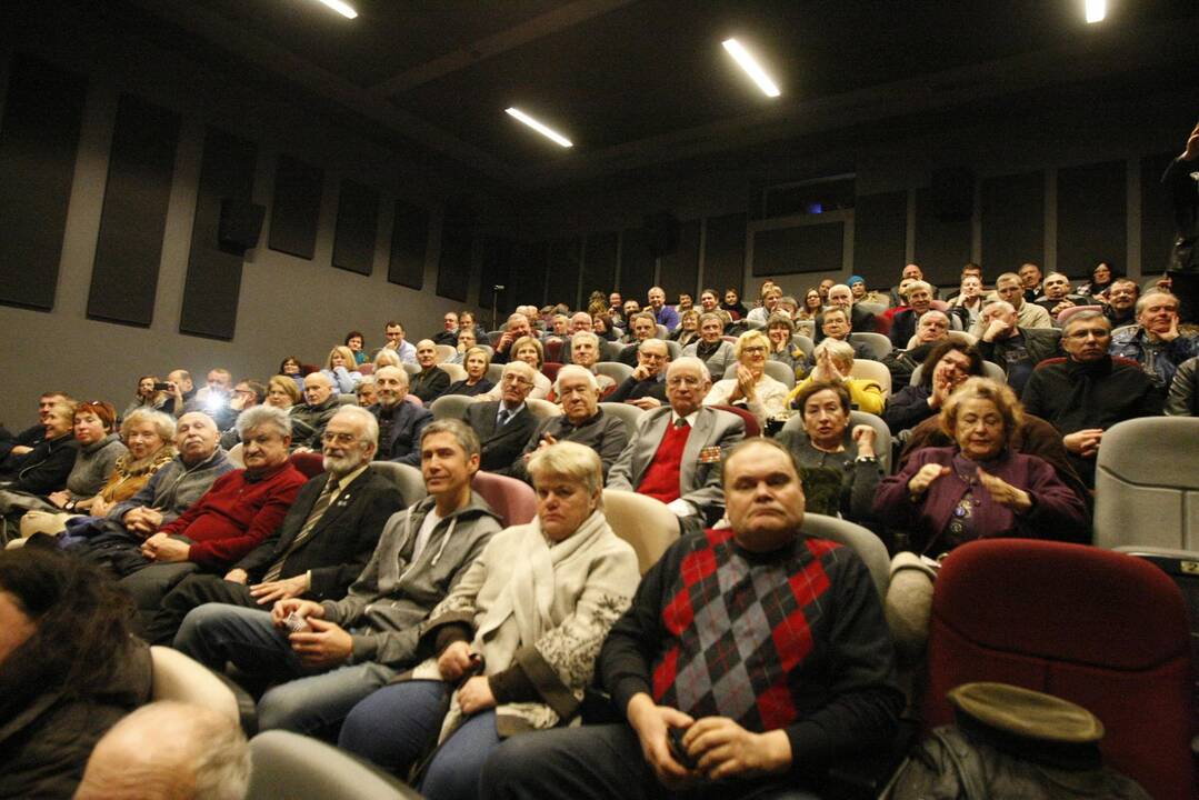 Emocijos: salėje sėdėję žmonės į svečių kalbas reagavo skirtingai.
