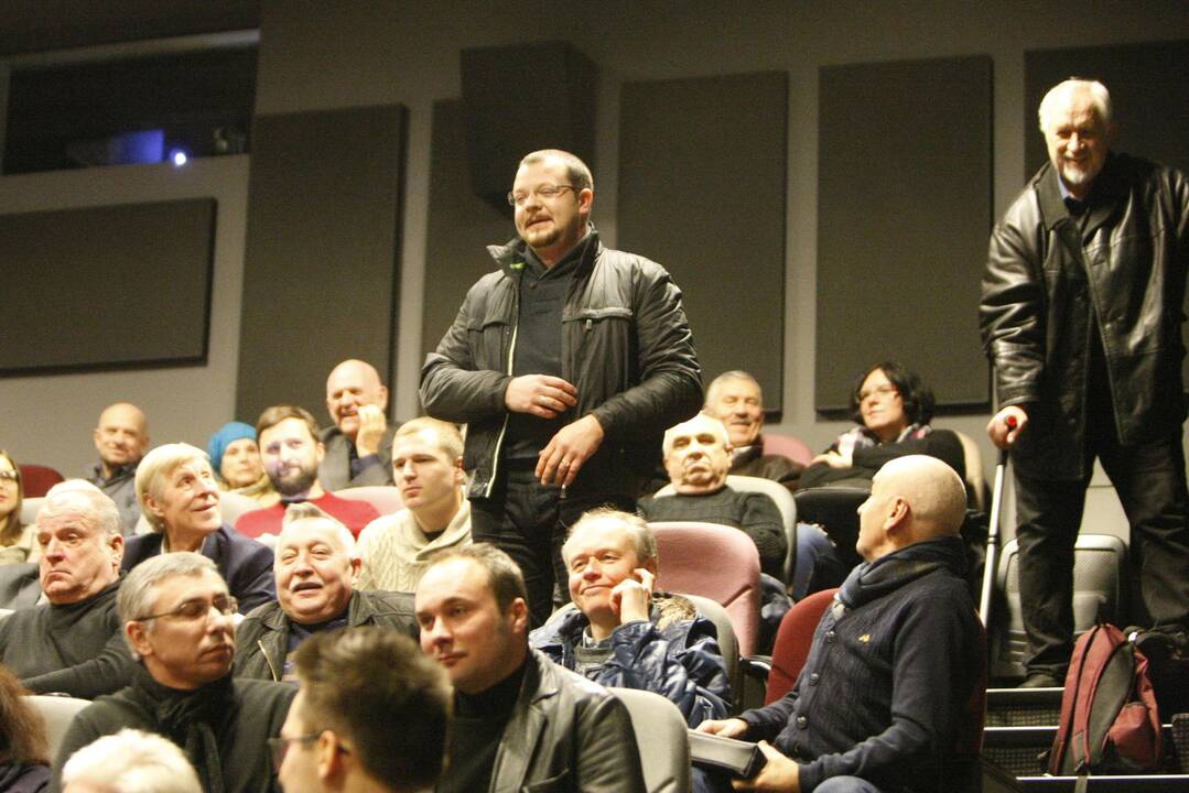 Emocijos: salėje sėdėję žmonės į svečių kalbas reagavo skirtingai.