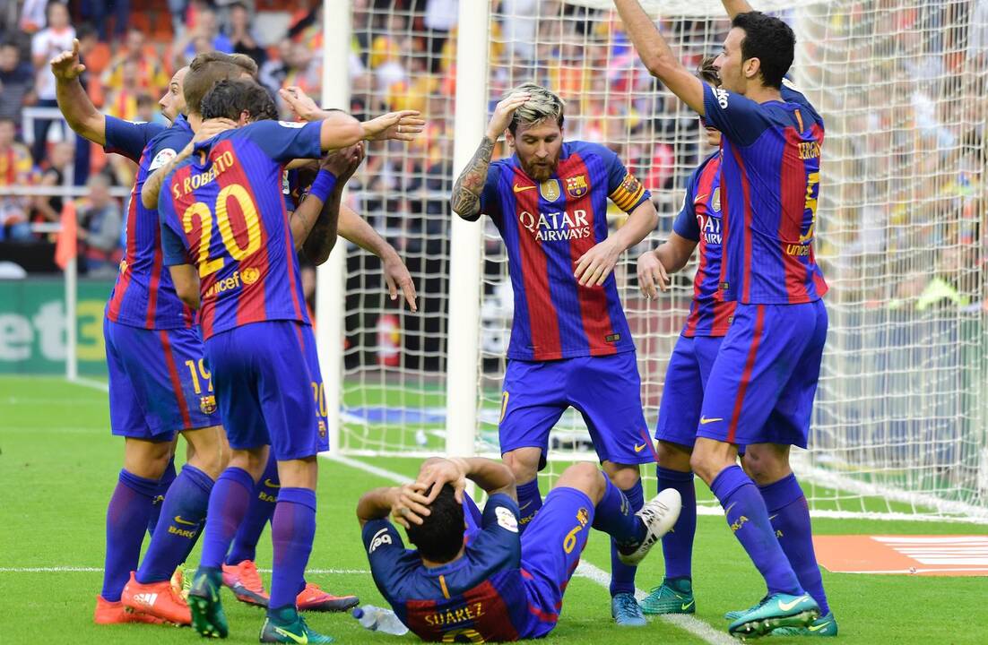 "Barcelona" yra griaunama iš jos vidaus
