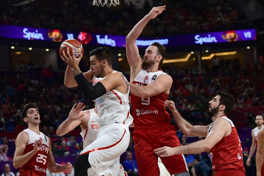 Stambulo pragare ispanai eliminavo Europos čempionato šeimininkus