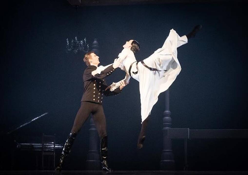 Scenos iš A.Cholinos šokio spektaklio „Ana Karenina“. Ana Karenina – B.Molytė.