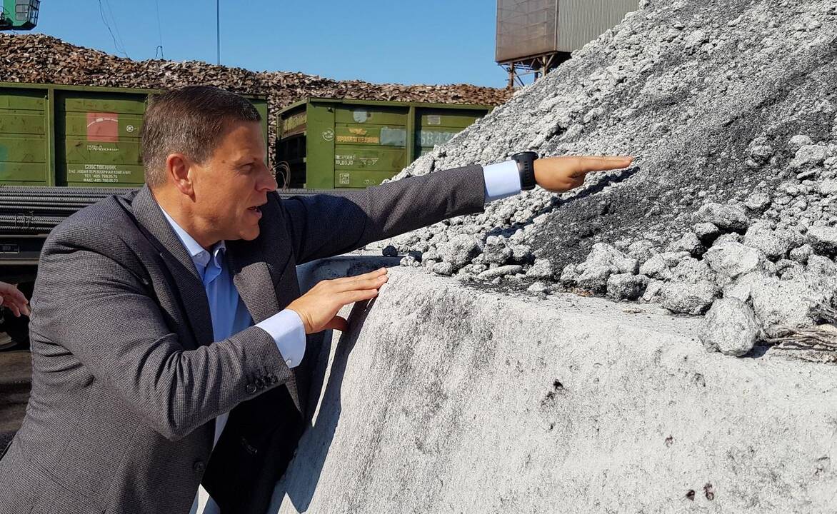 Pavyzdys: vandens patranka dirba Rygos uosto anglių terminale.