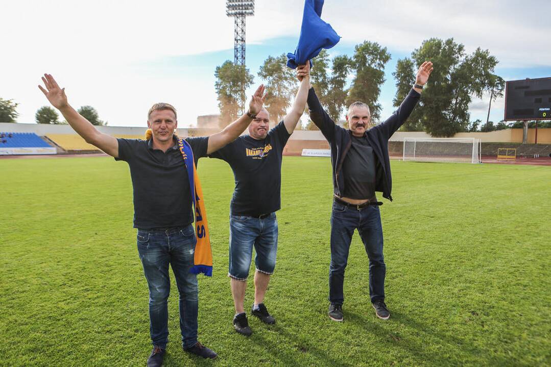 Jubiliejus: D.Žernį (kairėje) 40-ojo gimtadienio proga Klaipėdos miesto centriniame stadione sveikino treneris V.Lekevičius (viduryje) bei kolega Edmundas Gaigalas.