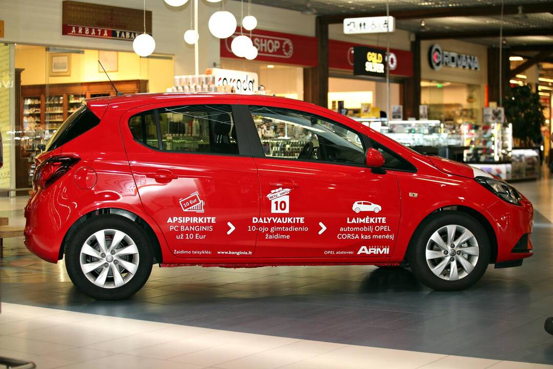 Automobilio "Opel Corsa" laimėtoja R. Micavičienė (kairėje), dešinėje – "Opel" atstovė J. Gedgaudienė.