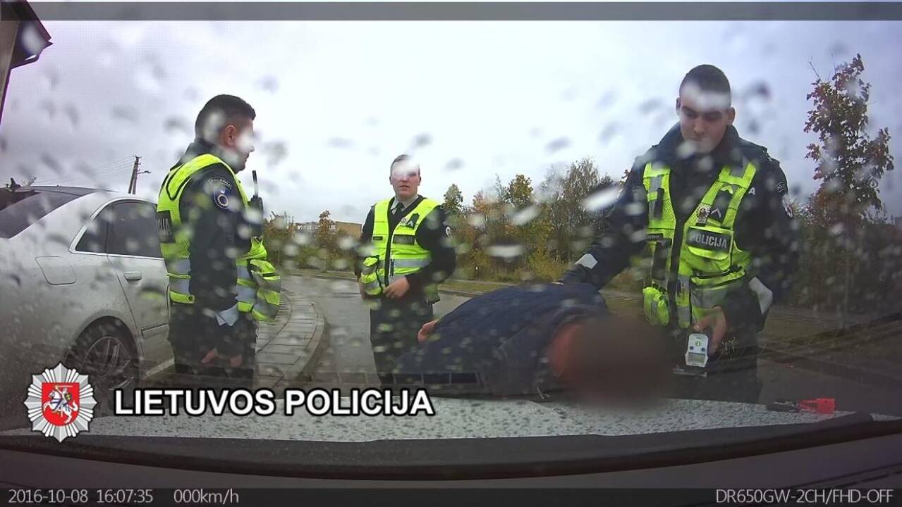 Girtas bėglys nestojo net šaudant pareigūnams