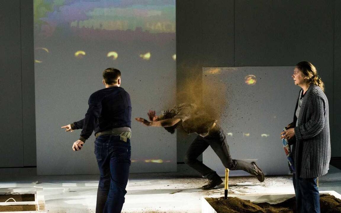 Scena iš spektaklio „Opiumas“ (rež. A.Marčenka).