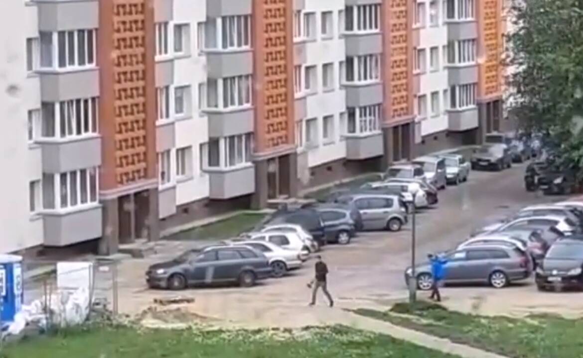 Klaipėdiečiai griebėsi kastuvų: kiemuose lopomos duobės