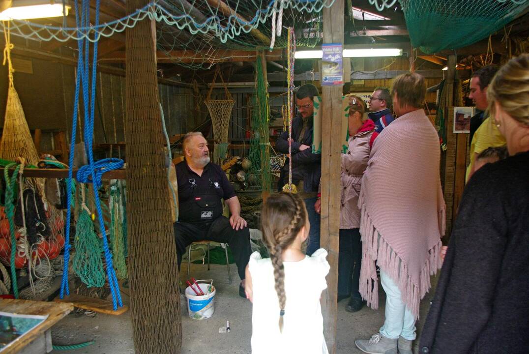 Gyvai: tinklų mezgykloje žvejas pasakoja lankytojams įvairias istorijas.