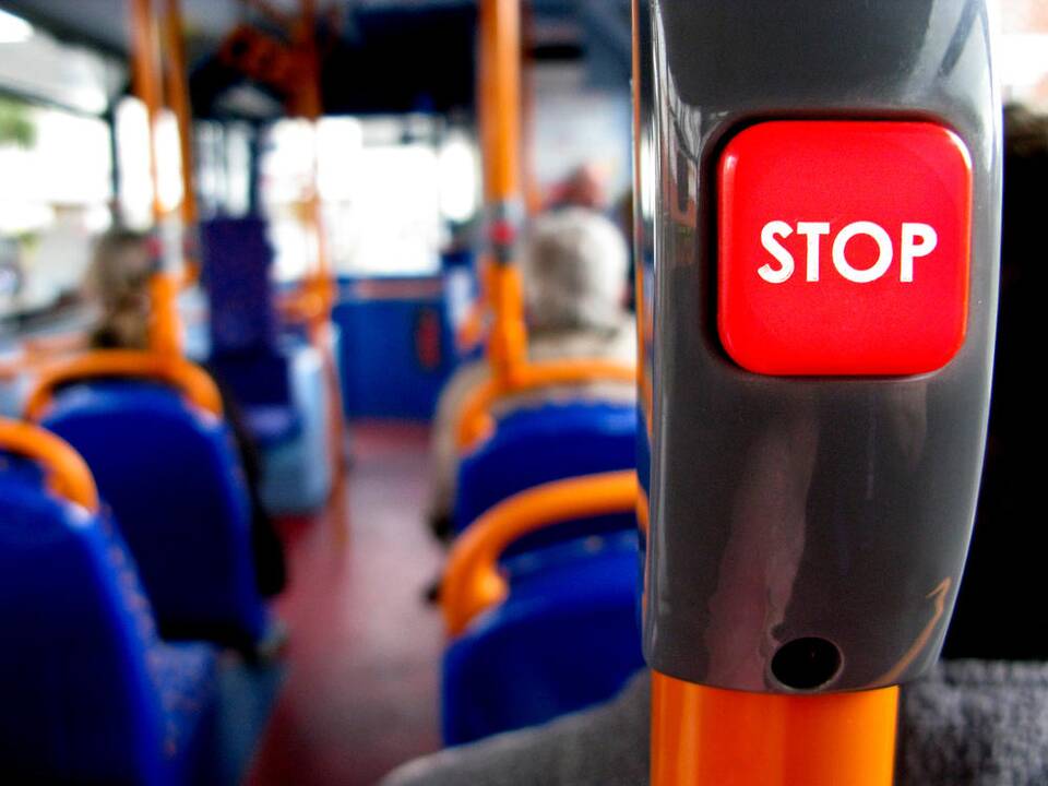 Moteris išbėgo prieš autobusą