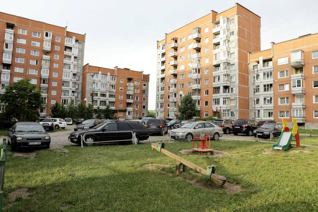 Pasikeitus tvarkai, švara daugiabučių namų kiemuose turės rūpintis daugiau kiemsargių.