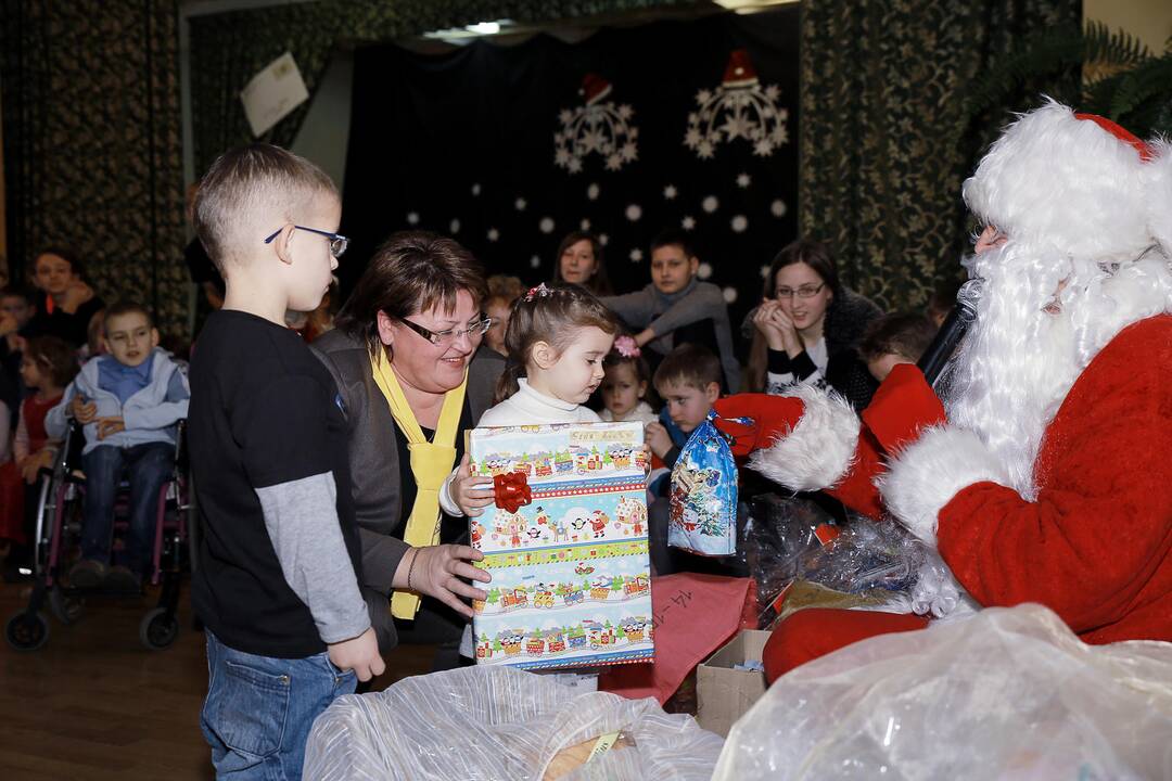 Šiluma: prieš kelerius metus klubo "Smiltė" narės sumanė visus remiamų šeimų vaikus pakviesti į kalėdinę eglutę.